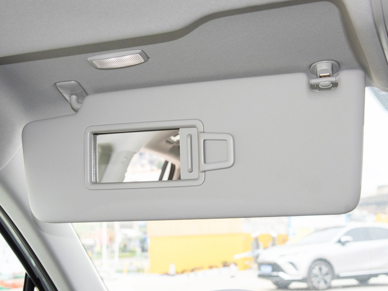 汽车遮阳板内饰：功能集成与品质升级的工艺突破